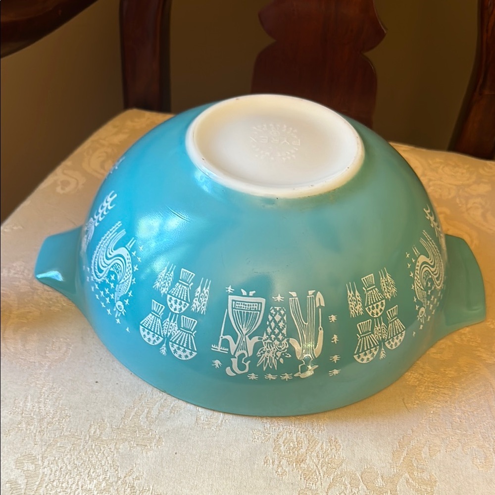 Vintage turquoise blue Amish Butterprint Pyrex Cinderella bowl, 4 quart size